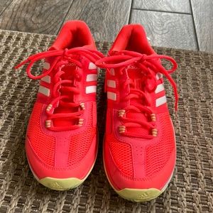 Women’s adidas tennis shoes used in good condition